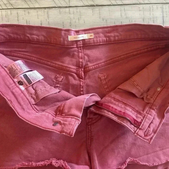 Levi’s Red High Rise Shorts 34 - Picture 3 of 6